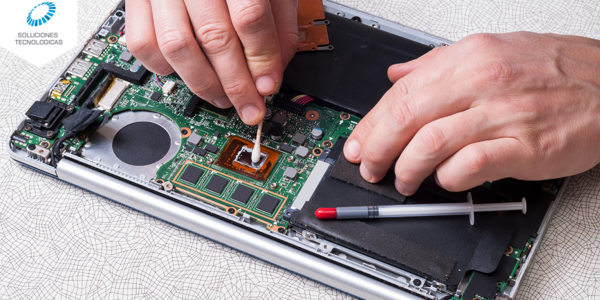 Técnico realizando reparación de laptop, asegurando su correcto funcionamiento y resolución de problemas técnicos.