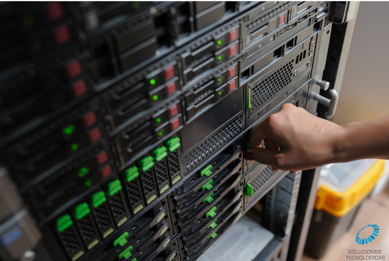 Interior de un data center moderno, con servidores y equipos de almacenamiento, asegurando la gestión eficiente de datos.